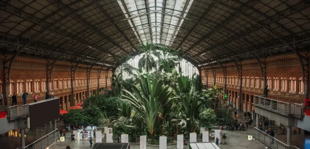 La estación de Atocha con su espectacular jardín interior.