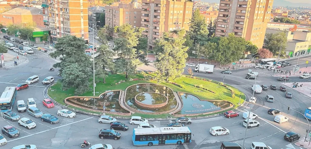 Rent your car easily with Carmove at Plaza Elíptica